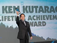Ken Kutaragi menerima penghargaan di Game Developers Choice Awards 2014