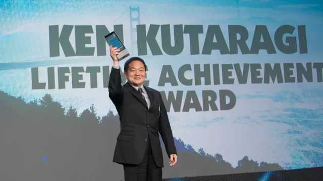 Ken Kutaragi menerima penghargaan di Game Developers Choice Awards 2014