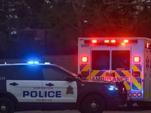 Mobil polisi dan ambulans dengan lampu menyala di Edmonton, Alberta, Kanada