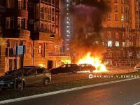 Api berkobar di jalan dekat gedung apartemen dan mobil terparkir usai serangan drone malam hari