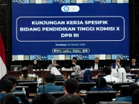 Suasana rapat evaluasi penerimaan mahasiswa baru Komisi X DPR di Universitas Airlangga