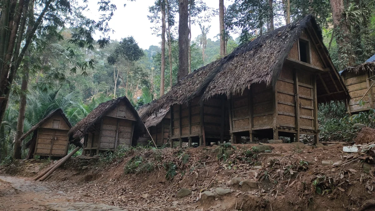 Deretan leuit beratap ijuk di tepi hutan Kampung Gajeboh, Baduy Luar, Lebak, Banten