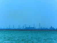 Kompleks Petrokimia Marun di Mahshahr, Iran, tampak dari kejauhan di seberang laut