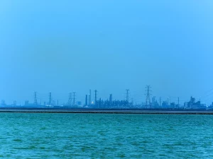 Kompleks Petrokimia Marun di Mahshahr, Iran, tampak dari kejauhan di seberang laut
