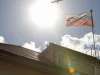 Bendera Rusia berkibar di atas atap gedung Konsulat Jenderal Rusia di bawah langit cerah