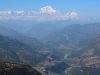 Ilustrasi Kota Baglung Bazar di lembah perbukitan dengan puncak bersalju Dhaulagiri di kejauhan, Nepal