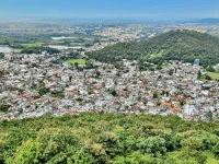 Kota Ramtek di distrik Nagpur, India, dilihat dari Bukit Ramagiri