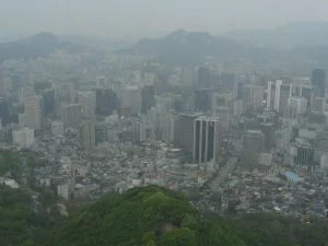 Ilustrasi pemandangan kota Seoul dari N Seoul Tower dengan udara keruh oleh asap dan debu