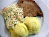 Ilustrasi sepiring kotlet schabowy khas Polandia dengan kentang tumbuk dan salad kubis, hidangan kantin
