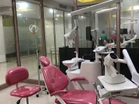 Ilustrasi kursi periksa gigi merah marun dan unit dental di ruang klinik berdinding kaca