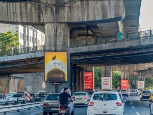Ilustrasi mobil dan pengendara sepeda motor memadati jalan di bawah jalan layang di Tehran, Iran