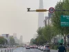 Ilustrasi: jalan raya di pusat Seoul dengan langit kelabu oleh debu halus, 7 Mei 2021