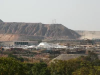 Lanskap tambang tembaga terbuka Nchanga dekat Chingola di Copperbelt, Zambia
