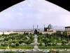 Ilustrasi Lapangan Naqsh-e Jahan dengan taman, kolam, dan kubah masjid pada siang cerah di Isfahan, Iran