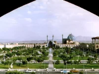 Ilustrasi Lapangan Naqsh-e Jahan dengan taman, kolam, dan kubah masjid pada siang cerah di Isfahan, Iran