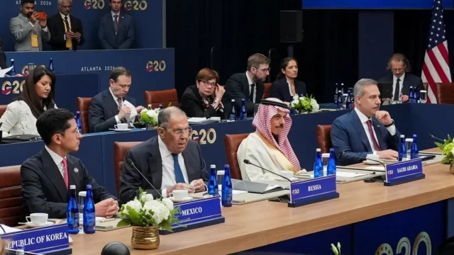 Sergey Lavrov bersama para menteri luar negeri dalam pertemuan G20 di Atlanta