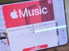 Garis cacat pada layar dalam iPhone Duo di area engsel