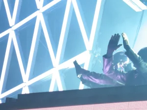 Daft Punk tampil di panggung piramida tur Alive 2007