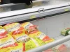 Ilustrasi lemari pendingin berisi kemasan pangan beku di sebuah hipermarket di Kairo, Mesir