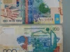 Dua lembar uang kertas 200 tenge Kazakhstan, sisi depan dan belakang