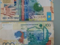 Dua lembar uang kertas 200 tenge Kazakhstan, sisi depan dan belakang