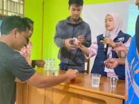 Warga Distrik Yapsi mempraktikkan pemeriksaan kualitas air dengan indikator pH