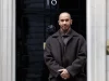 Lewis Hamilton berdiri di depan pintu Downing Street 10 London