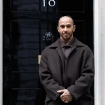 Lewis Hamilton berdiri di depan pintu Downing Street 10 London