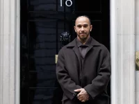 Lewis Hamilton berdiri di depan pintu Downing Street 10 London