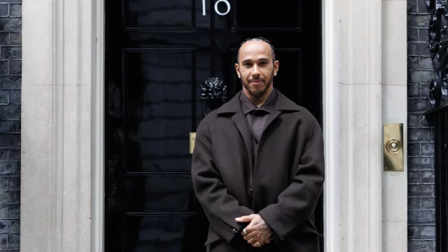 Lewis Hamilton berdiri di depan pintu Downing Street 10 London