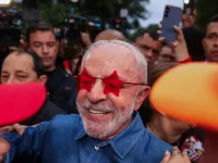 Presiden Brasil Luiz Inacio Lula da Silva berkacamata bintang menyapa pendukung di Sao Paulo