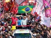 Lula berdiri di atas kendaraan terbuka di tengah massa kampanye di Sao Paulo