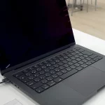 MacBook Pro 14 inci generasi M3 dipajang di sebuah toko elektronik