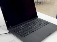 MacBook Pro 14 inci generasi M3 dipajang di sebuah toko elektronik