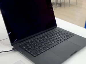 MacBook Pro 14 inci generasi M3 dipajang di sebuah toko elektronik
