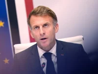 Presiden Prancis Emmanuel Macron berbicara dalam rapat dewan keamanan di Istana Elysee