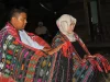 Ilustrasi pasangan berselimut ulos menari tortor pada malam hari dalam adat perkawinan Batak Toba