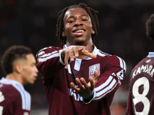 Johan Manzambi merayakan gol Aston Villa di St James' Park