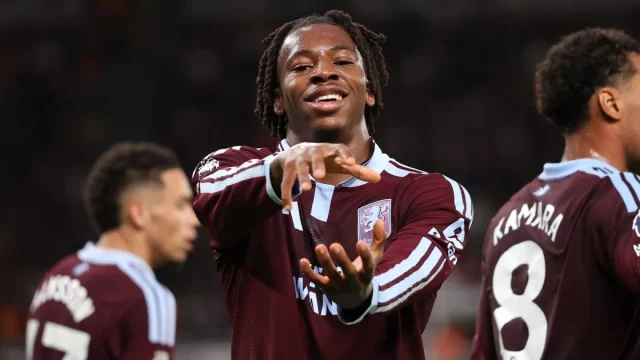 Johan Manzambi merayakan gol Aston Villa di St James