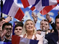Marine Le Pen bersama Jordan Bardella dan Eric Ciotti menyapa pendukung di Orleans, Prancis