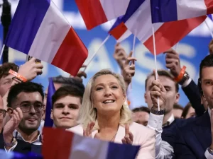 Marine Le Pen bersama Jordan Bardella dan Eric Ciotti menyapa pendukung di Orleans, Prancis
