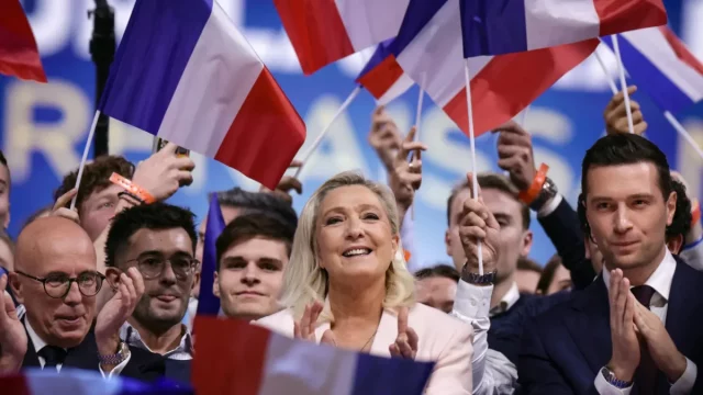 Marine Le Pen bersama Jordan Bardella dan Eric Ciotti menyapa pendukung di Orleans, Prancis