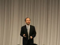 Pendiri dan CEO SoftBank Group, Masayoshi Son, berbicara di atas panggung