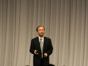 Pendiri dan CEO SoftBank Group, Masayoshi Son, berbicara di atas panggung