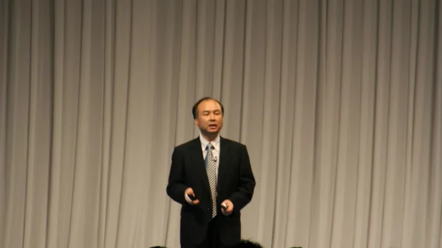 Pendiri dan CEO SoftBank Group, Masayoshi Son, berbicara di atas panggung