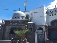Ilustrasi gerbang dan kubah Masjid Hunto Sultan Amai berdinding putih di Kelurahan Biawu, Kota Gorontalo