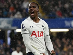 Pemain Tottenham Mathys Tel berselebrasi di Stamford Bridge