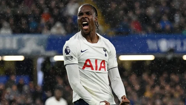 Pemain Tottenham Mathys Tel berselebrasi di Stamford Bridge