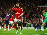 Bryan Mbeumo berseragam merah Manchester United mengacungkan jari merayakan gol ke gawang Tottenham