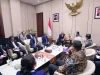 Delegasi Indonesia dan Timor Leste duduk berhadapan dalam pertemuan bilateral di sela TEI ke-41